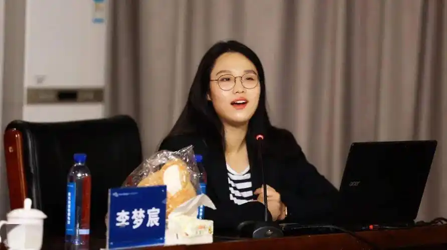 政务运营主编新浪微博李梦宸记者新京报刘名洋记者(左一)北京日报张宇