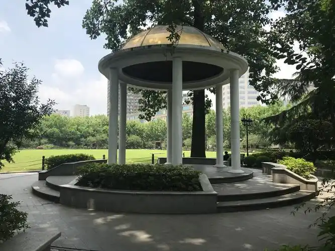 法式风格的金色园顶凉亭,在大片绿草地上端庄优雅气质依然如旧