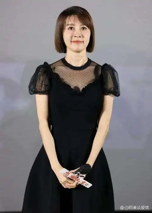 于冬老婆金巧巧明明浓眉大眼五官立体,俩孩子呲牙小眼全部随了他