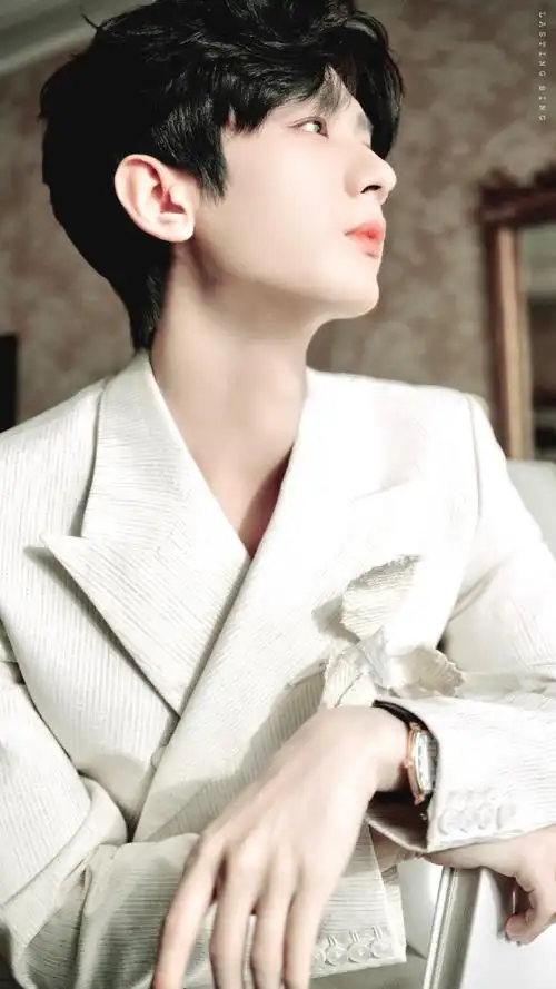 真的绝了每次出现都能让人眼前一亮期待今晚视界大会上成毅哥哥的精彩