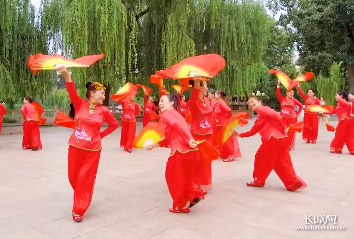 火红扇子舞 跳出幸福来