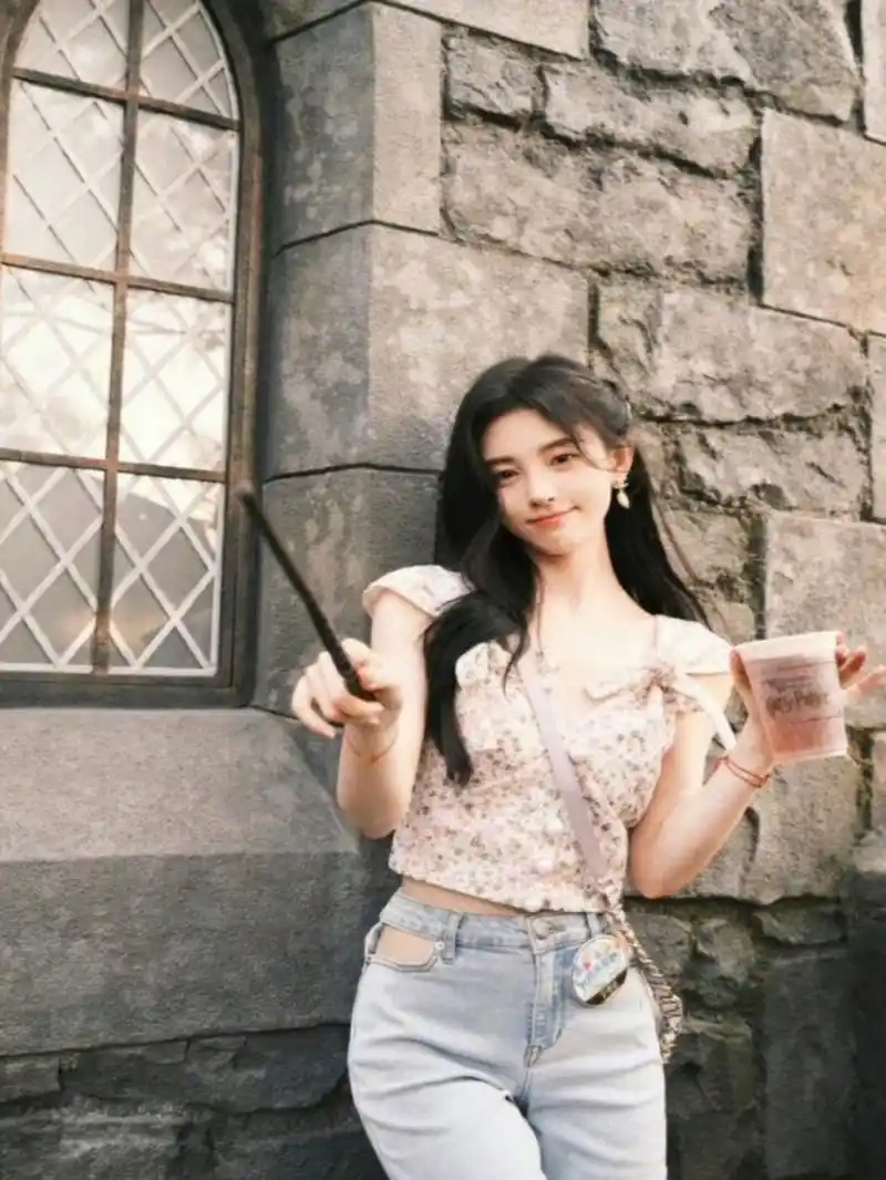 鞠婧祎夏日私服 | 她的颜值和衣品都好在线  鞠婧祎夏日私服穿搭来咯