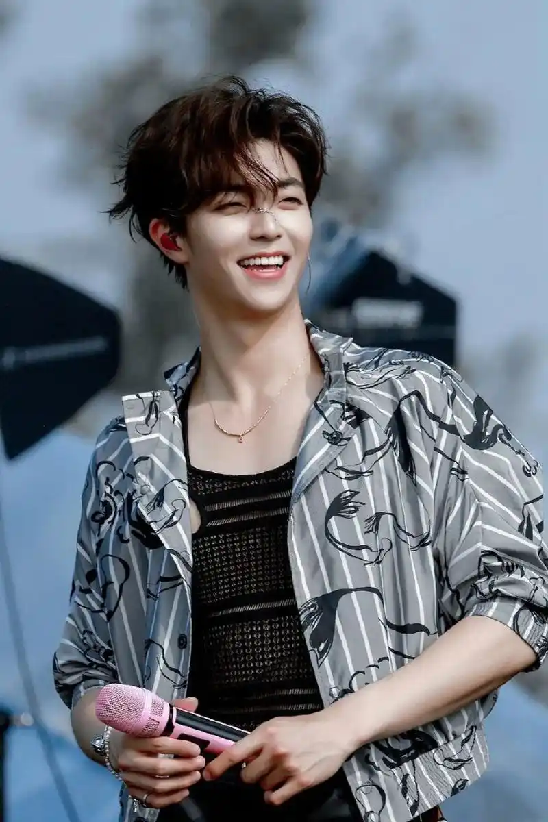 陈立农的最新神图壁纸 你的男朋友又来喽