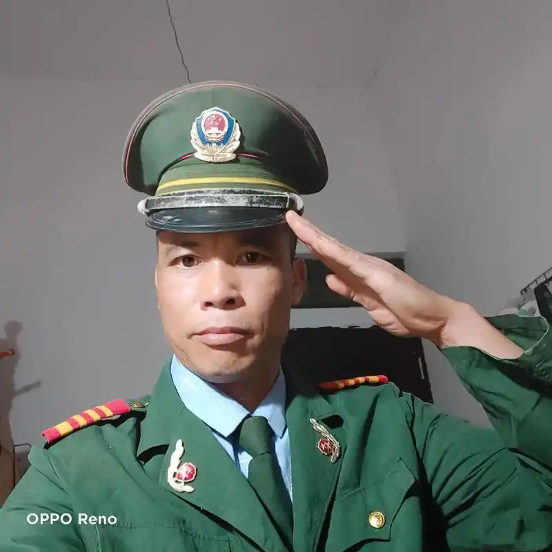 从边防武警总队退役了二十多年,今天最后再次穿上绿军装感受一 - 抖