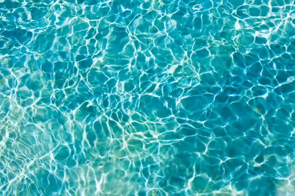 海水,海蓝色和透明水纹理图案