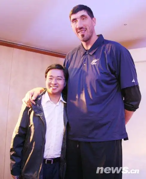 nba历史上身高最高的乔治·穆雷桑与本网记者刘小军合影.