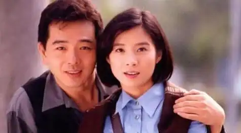 送了四年玫瑰花追娇妻,隐婚20年妻子毫无怨言,网友:这就是爱情