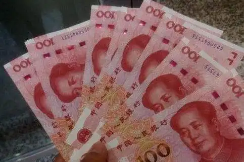 去男友家他妈给我一千块见面礼,到家我爸一看钱,让我分手