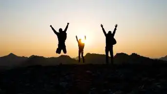 大气团队登山剪影成功登顶拥抱蓝天勇攀高峰视频素材