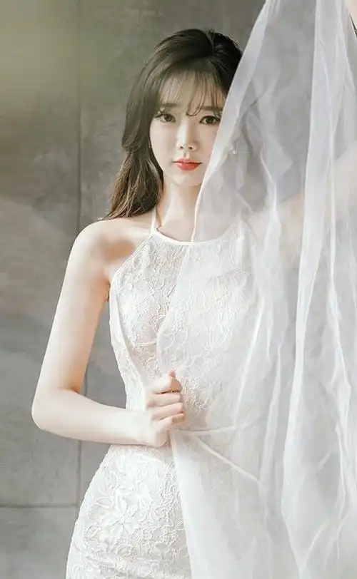 姜恩雨浅色旗袍风格雕花连衣裙古典又有现代美仙女范十足