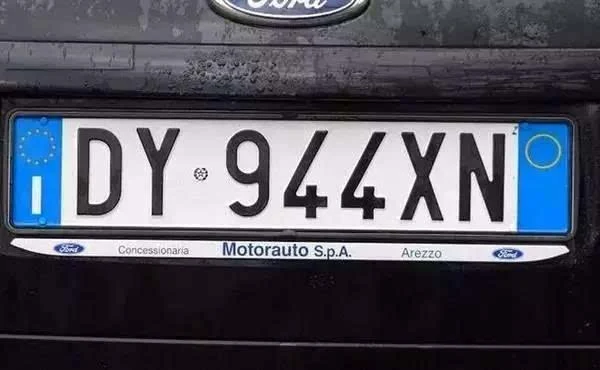 法国的车牌也是差不多,有一边的蓝色标识,其余白底黑字 ▼▼▼