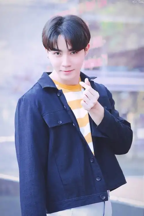 zeesaint超话02#zeesaint#/他与他交换细碎耳语约定