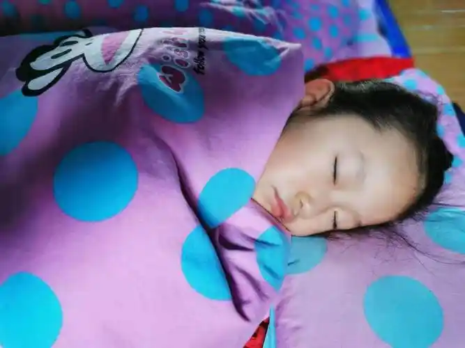 【园内新闻】西苑小区幼儿园每周安全教育《正确睡觉》