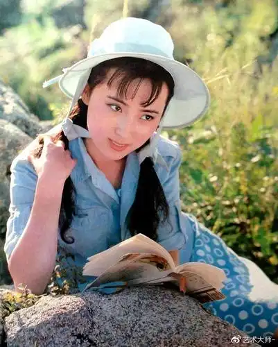 年轻时候的陈晓旭有多美这些绝版老照片会告诉你一切