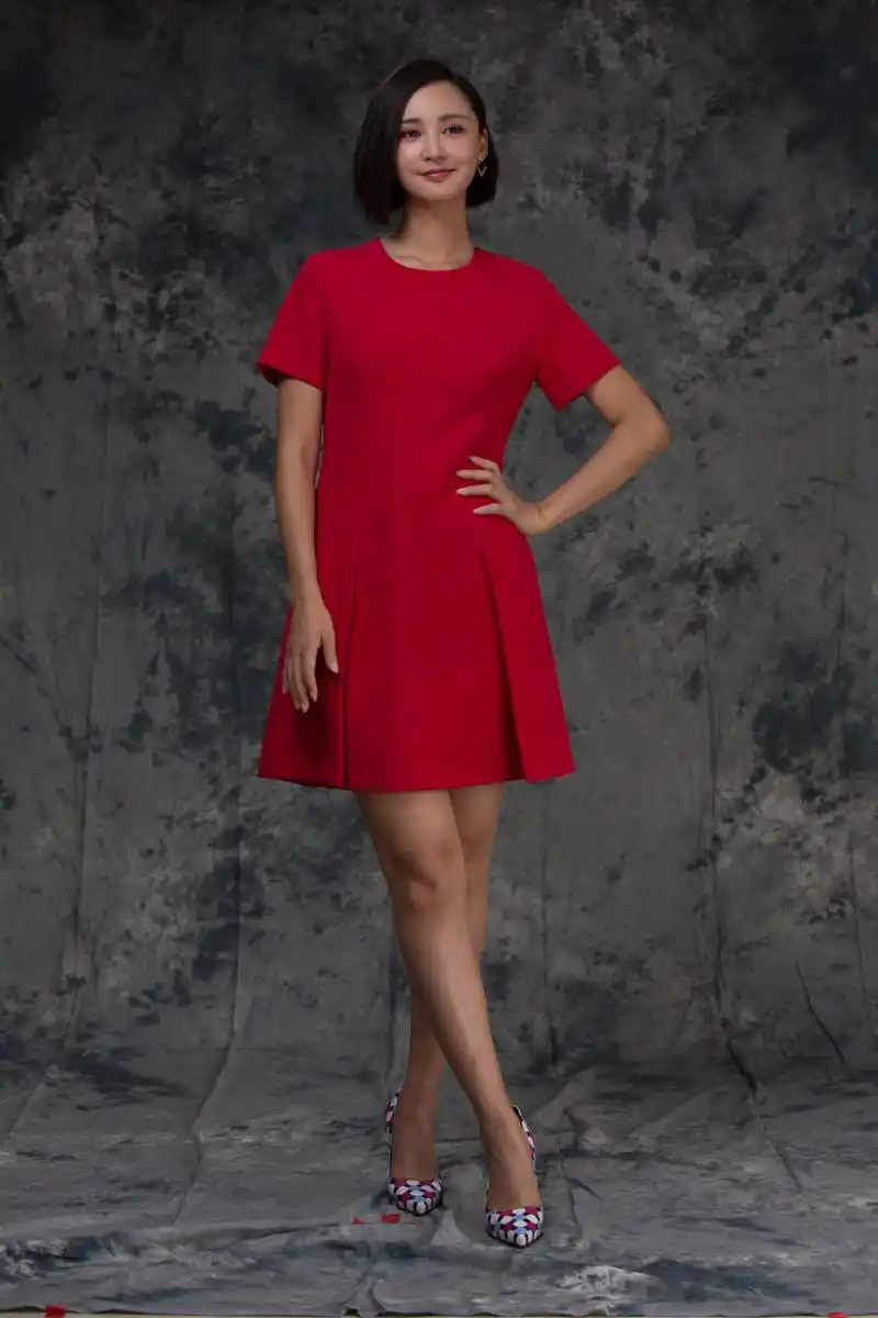 张歆艺花格子高跟鞋有个性