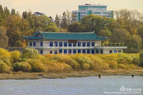 鸭绿江是朝鲜境内最长的河流,沿江景色优美.对岸美丽的朝鲜.
