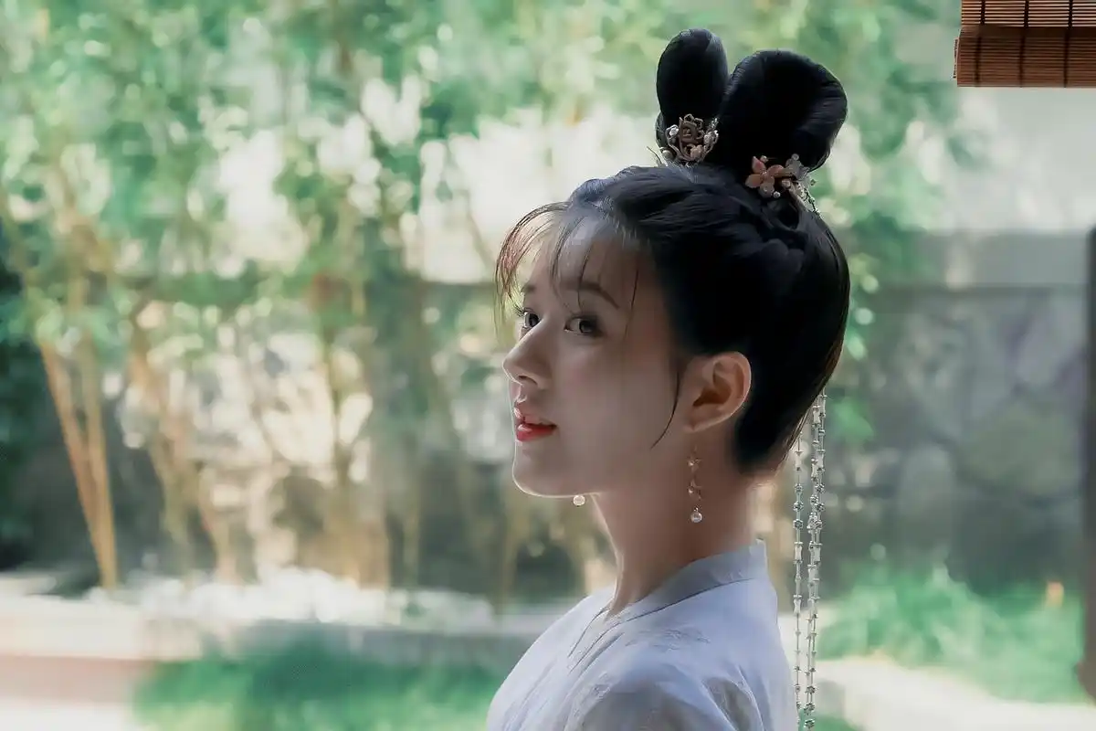 突然发现赵露思某瓣上的简介还挺有意思,一句:"稳坐新生代女演员的头