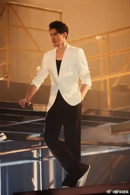 胡兵白色西装##胡兵52岁综艺状态