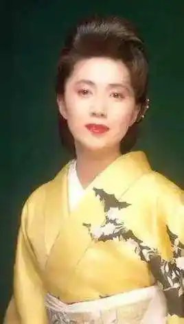 小学二年级时候,因为接触岛仓千代子的演唱会而感动,渐渐产生了当歌手