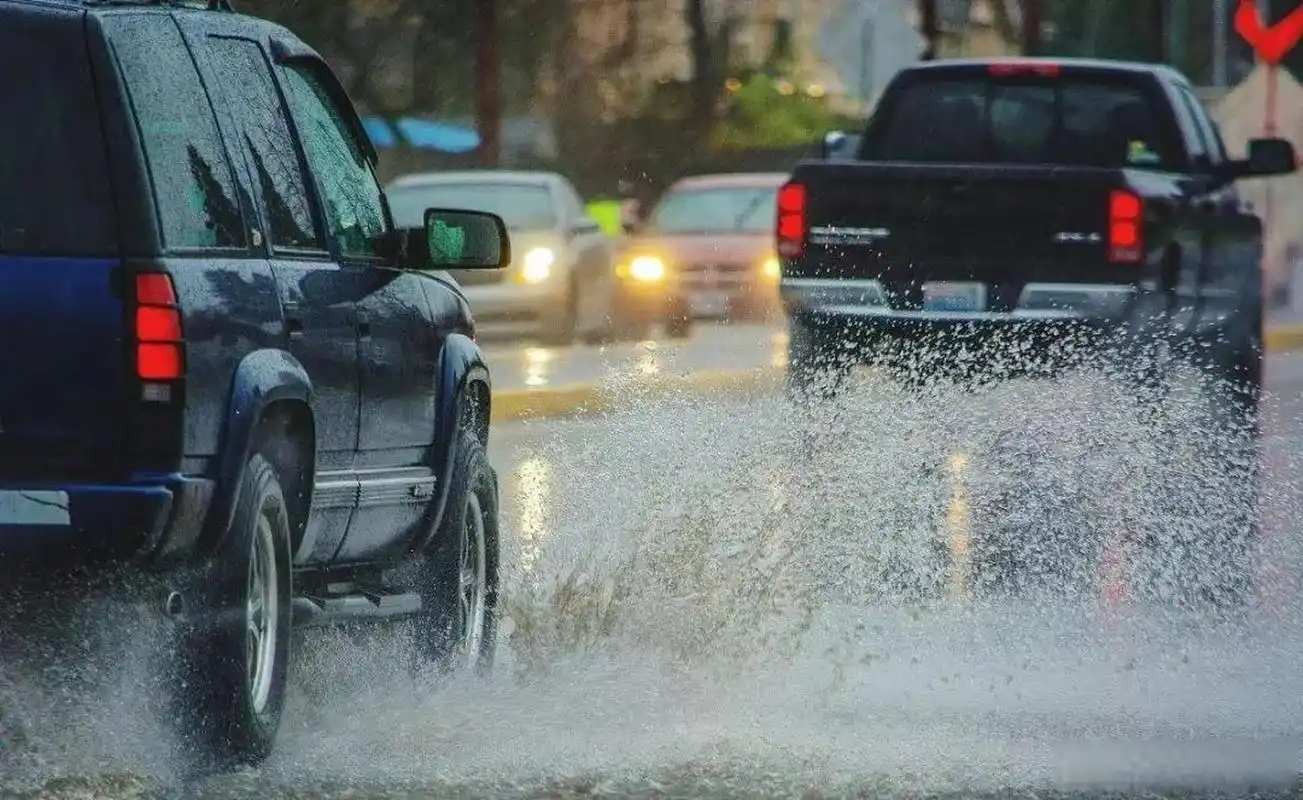 【雨天行车安全提示】大理州辖区持续雨天,道路湿滑,大理交警提示广大