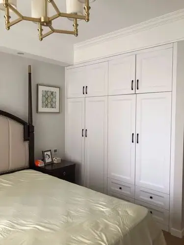 活泼点的空间,有颜色的衣柜,用带有造型的柜门,整体视觉效果会更加