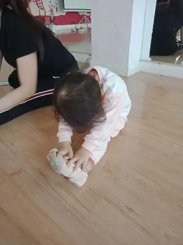 压旁腿: 要求:一腿打开,一腿腿收回顶跨根,脚尖膝盖冲上,把腿打开180