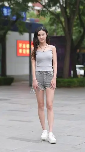 夏季街拍带着孩子的辣妈抓拍白色穿搭少女感十足