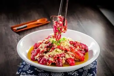 盘子里的蒜泥小龙虾