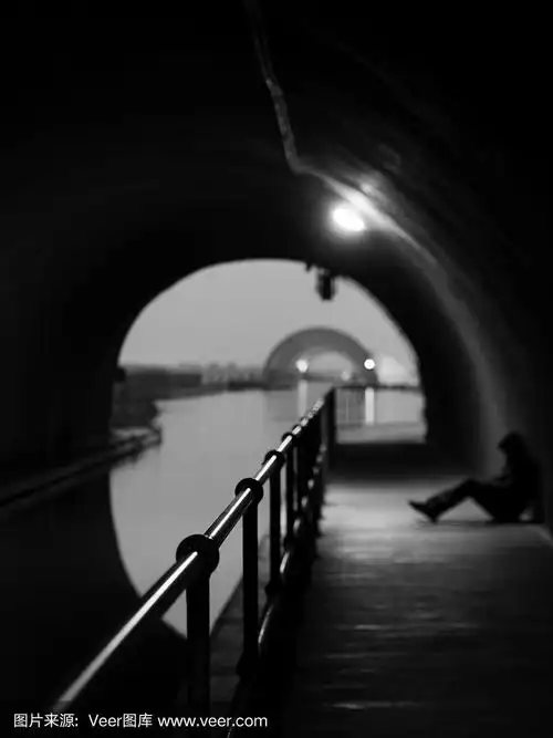 黑暗隧道里孤独的身影.