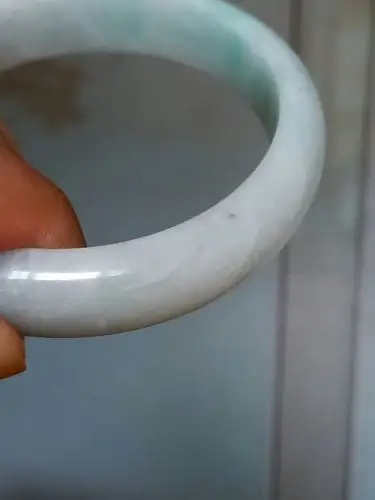 这个翡翠手镯值多少钱?石纹有8条,有些我照不出来,无裂.