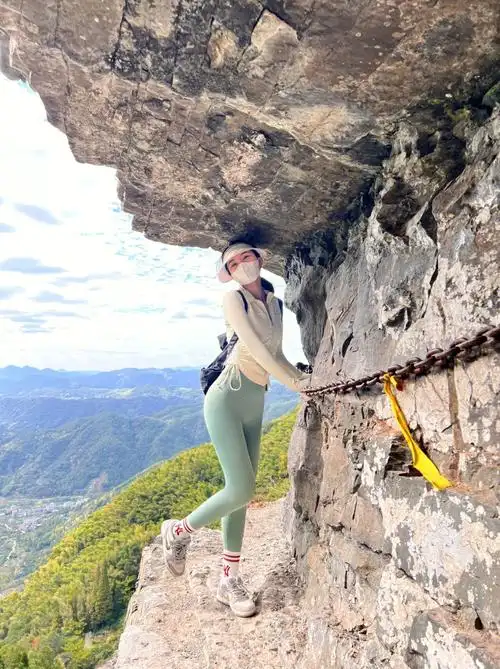 徒步登山台州划岩山