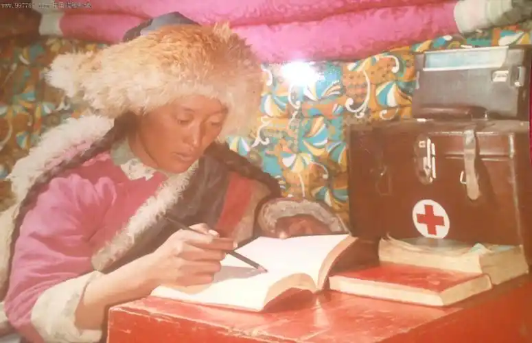 【最美乡村女医生】-文革赤脚医生彩色老照片(长25cm高19cm)