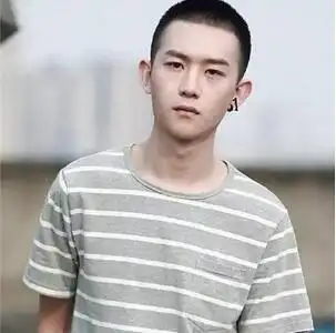 硬汉的一位潮流男士,选择的是一种卡尺头剪发发型,这一种男