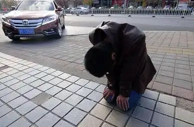 惊呆!这个五一 嘉兴某小区有个男人当着所有邻居的面 下跪认错