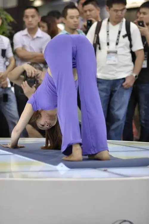 旅行瑜伽:少女台上表演瑜伽,围观人群抓拍亮点