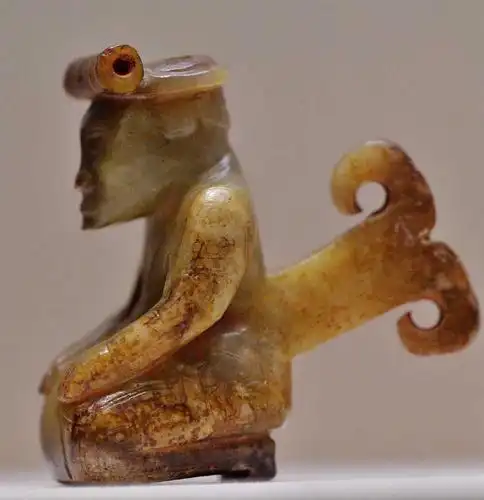 中国国家博物馆藏商代   1976年殷墟妇好墓出土  高7cm妇好跪坐玉人