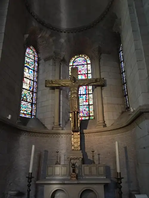 2022圣塞尔南大教堂游玩攻略,教堂内有历史悠久的壁画和油.