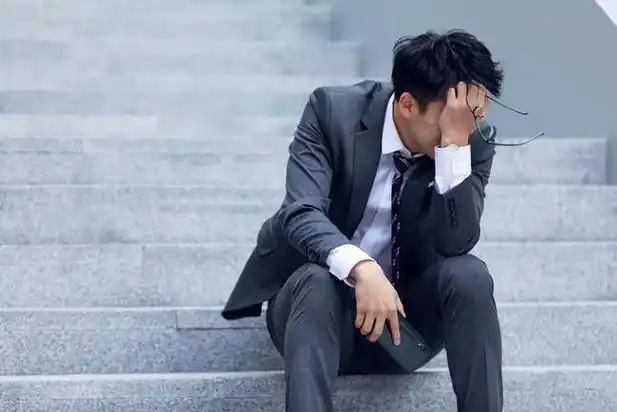 午休时男同事因为工作压力大失声痛哭结果因祸得福