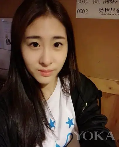 有网友扒出张碧晨以前的照片,被指与现在张碧晨的相貌有明显初入,有