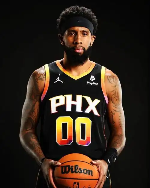 罗伊斯奥尼尔定妆照