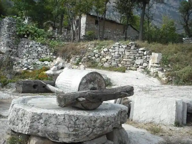 农村怪生意,有人专收老旧农具,石磨80元1个,农民开心小贩乐