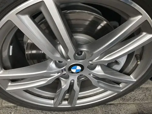 宝马-宝马1系 新车刹车盘非正常磨损,急刹车有抖动