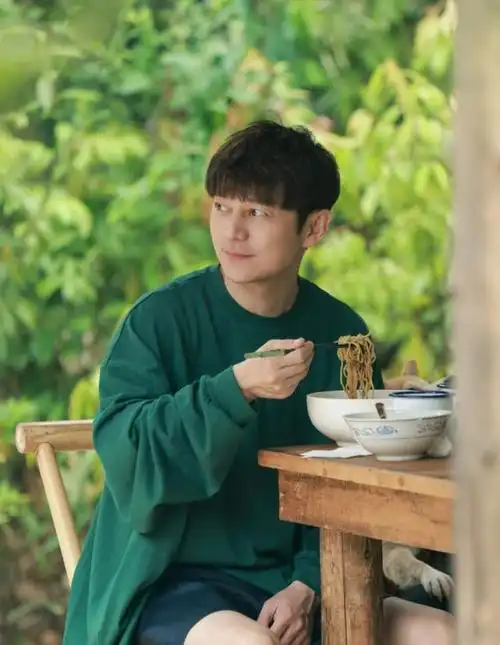 何炅,1974年4月28日出生于湖南省长沙市,中国内地男主持人,演员,歌手