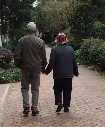 "即使老了,我们的爱情也正年轻,陪你享受一如既往的浪漫!