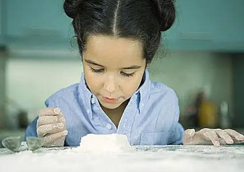 女孩,站立,厨房操作台,俯视,面团女孩,低头,抱臂,生气小男孩,站立