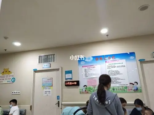 重庆市儿童医院小朋友今天第一次来挂号排队3小时看诊5分钟
