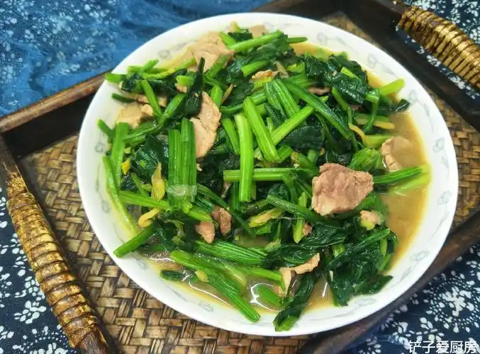 炒菠菜时怎样才能又绿又不涩教你好吃的做法菠菜脆爽好吃