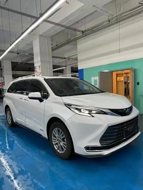 首付2万 全款25.98万 最新到家22年丰田塞纳 2.5l 油电混动 尊贵版