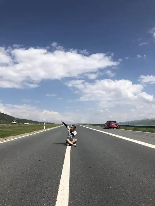从卓尔山回峨堡路上忍不住在公路上进行了摆拍,不过必竟危险