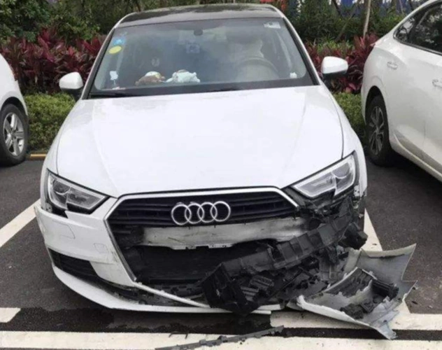 奥迪被撞变凹迪男子打电话邀功老婆我撞出了爱你的形状